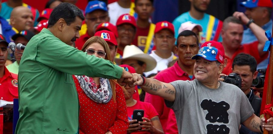 Nicolás Maradona junto a Diego Maradona