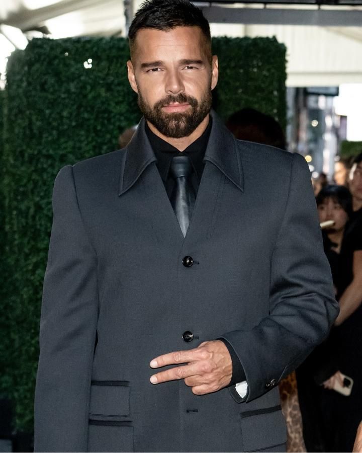 Ricky Martin usó traje con corbata de cuero para una velada en Nueva York