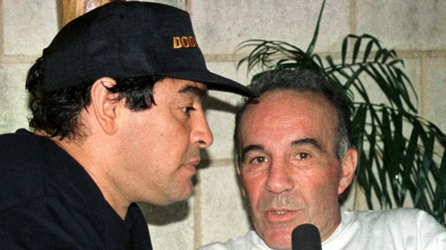 20240913 Diego Maradona junto a Alfredo Cahe, en una foto de archivo