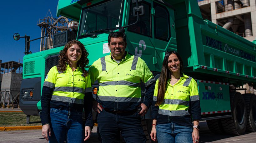 Conductores mendocinos del camión eléctrico de Holcim