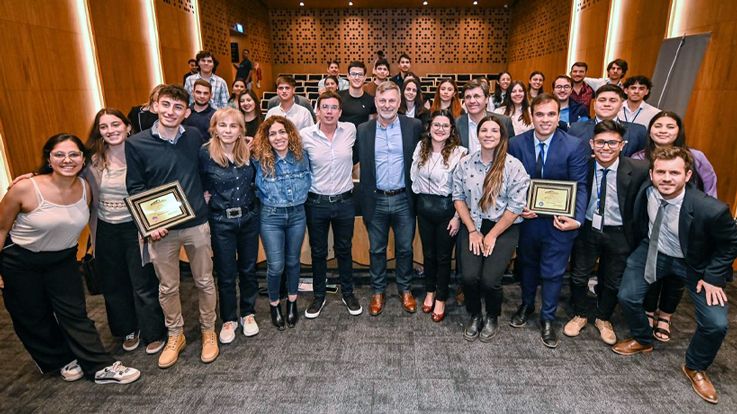 Reunión de Pretto y legisladores con jóvenes