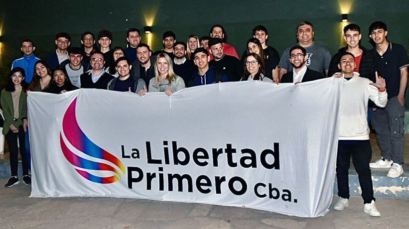 Veronica Sikora con jovenes libertarios