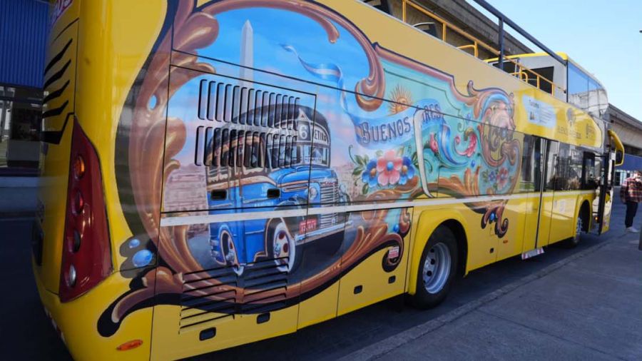 Los buses reflejan el arte del filete en sus carrocerías.