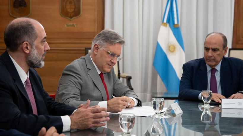 Martin Llaryora junto a su ministro Acosta y el Jefe de Gabinete Francos