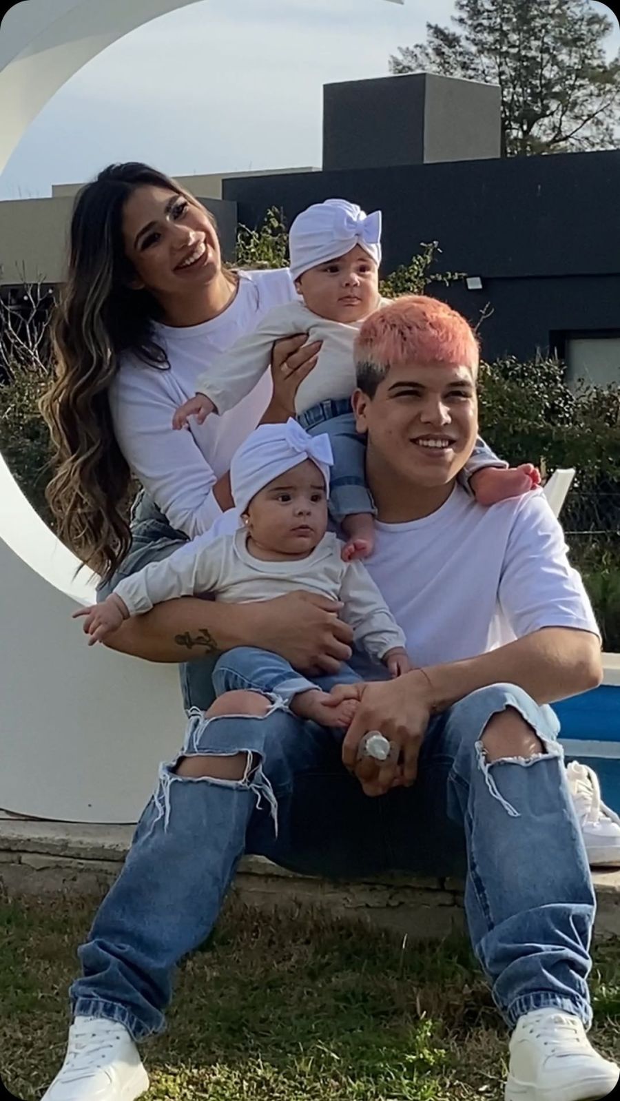 Daniela Celis y Thiago Medina con las gemelas