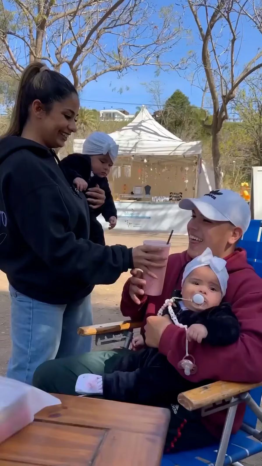 Daniela Celis y Thiago Medina en su primer viaje con las gemelas