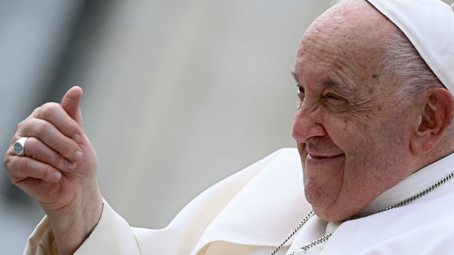 Fotogaleria El papa Francisco hace un gesto al final de la audiencia general semanal en la plaza de San Pedro del Vaticano.