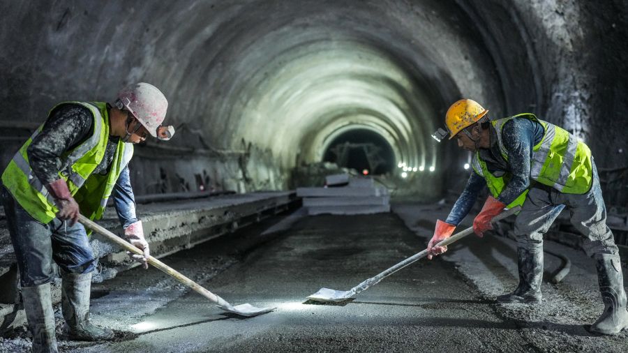 Fotogaleria Imagen de trabajadores laborando en el túnel de Zimuyan a lo largo de la autopista Wulong-Daozhen, en la provincia de Guizhou, en el suroeste de China