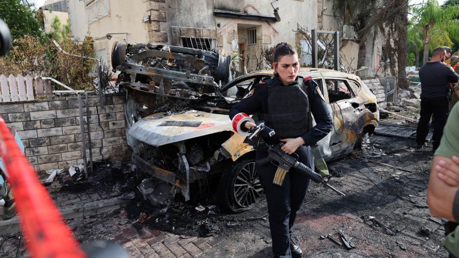 Fotogaleria Un miembro de las fuerzas de seguridad israelíes hace guardia en una zona acordonada en Kiryat Bialik, en el distrito de Haifa, en Israel, que fue blanco de un ataque del Hezbolá libanés