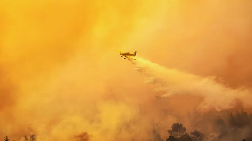 Avión hidrante sobrevolando la zona de los incendios