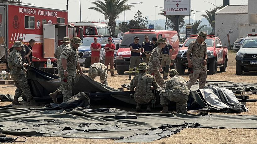 Soldados que se suman a la lucha contra el fuego