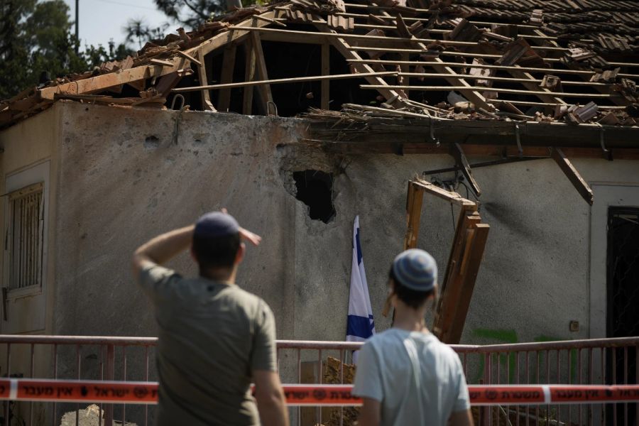 Hezbolá lanza un misil por primera vez hacia Tel Aviv e Israel bombardea de nuevo Líbano