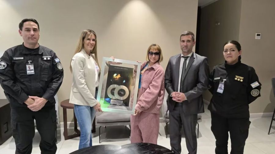 María Becerra con su disco platino