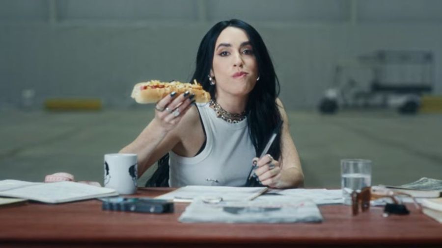 Lali comiendo un pancho en su videoclip