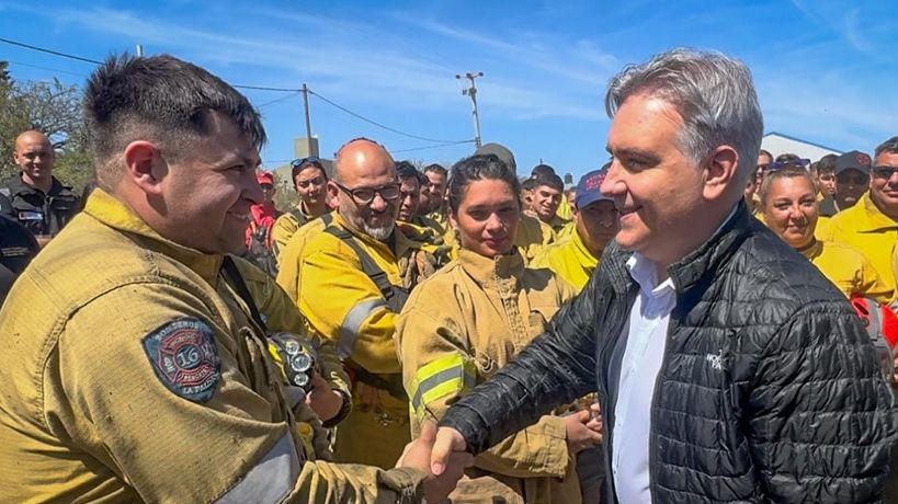 Llaryora junto a los bomberos en los incendios