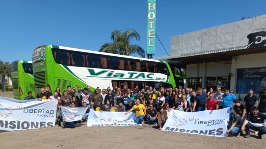 Militantes de LLA llegan a Parque Lezama