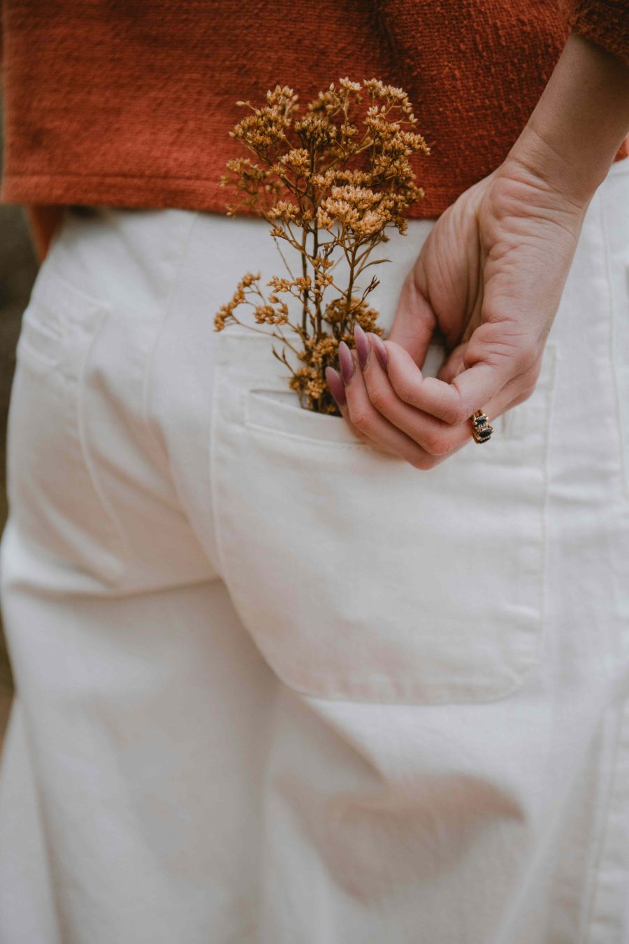 Los jeans anchos color blanco son la tendencia en primavera 2025 