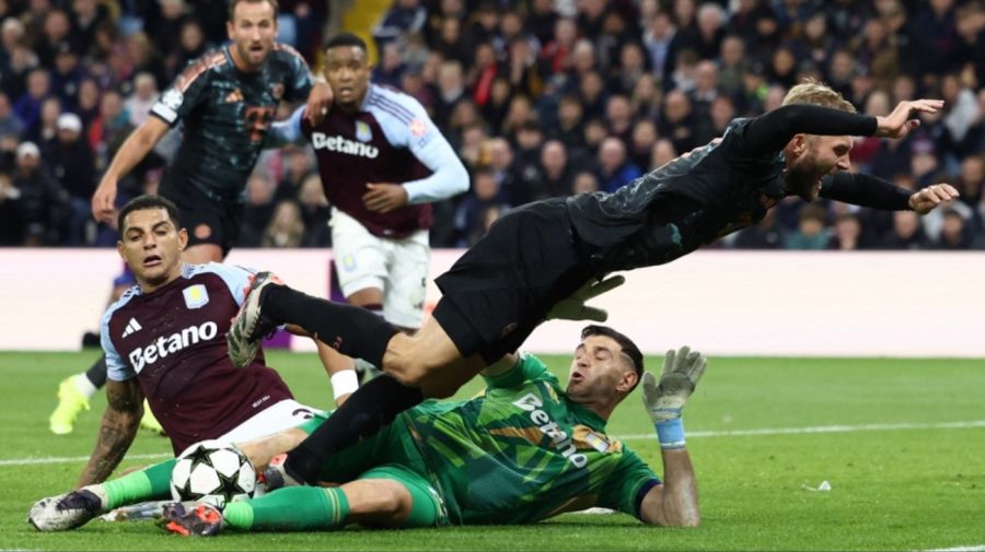 Dibu Martínez vs Bayern Munich