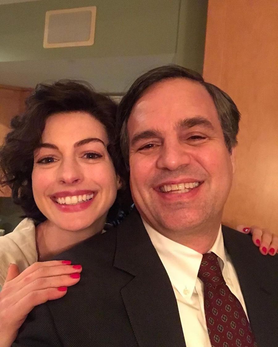 Mark Ruffalo y Anne Hathaway en el set de filmación de la película de Netflix