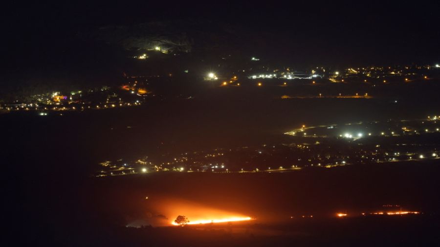 20241005 Los incendios arden como resultado de cohetes lanzados desde el Líbano hacia el norte de Israel