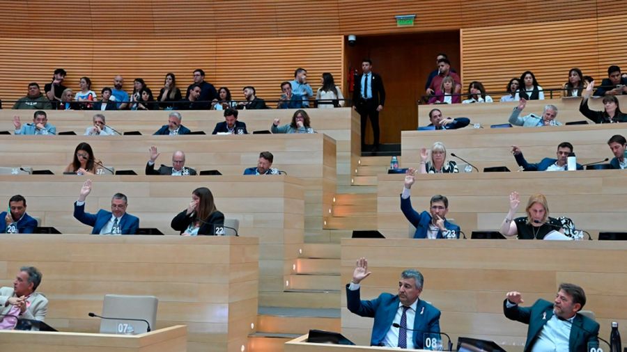 Legisladores en pleno debate