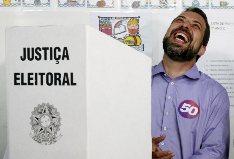 El candidato a la alcaldía de la ciudad de Sao Paulo, Guilherme Boulos, del partido Socialismo y Libertad (PSOL), hace un gesto mientras emite su voto durante la primera vuelta de las elecciones municipales, en San Pablo (Brasil).