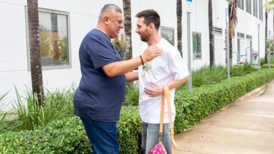 Lionel Messi junto a Chiqui Tapia 