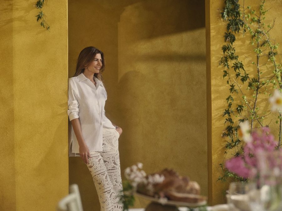 Con un look total white, Juliana Awada lució el pantalón de broderie tendencia para el verano