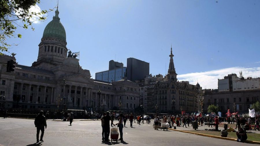 Afuera del Congreso mientras Diputados debate por el veto a la ley de financiamiento universitario