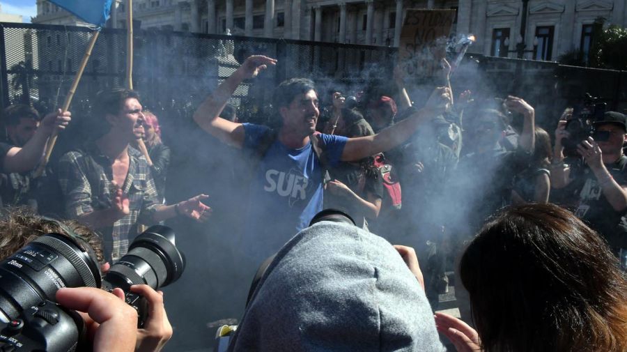 Afuera del Congreso mientras Diputados debate por el veto a la ley de financiamiento universitario