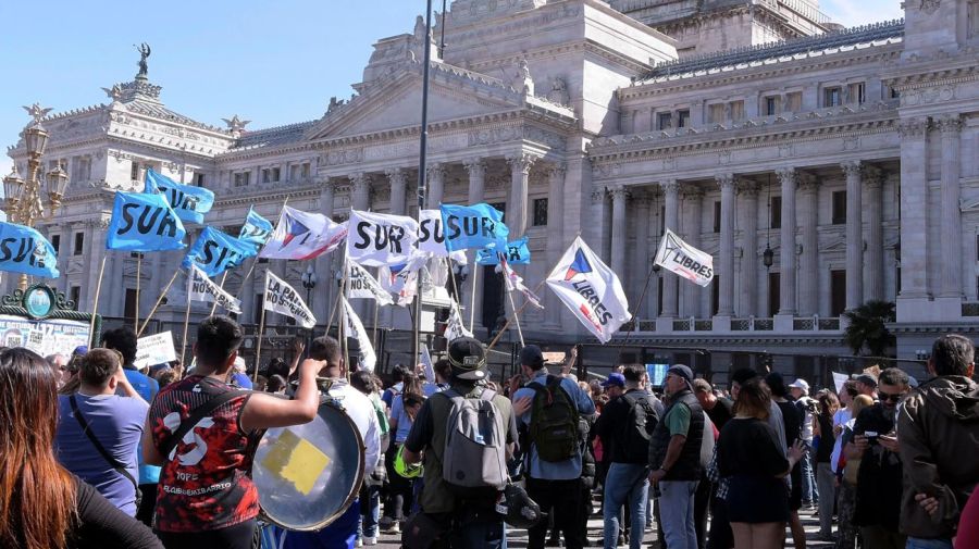 Afuera del Congreso mientras Diputados debate por el veto a la ley de financiamiento universitario