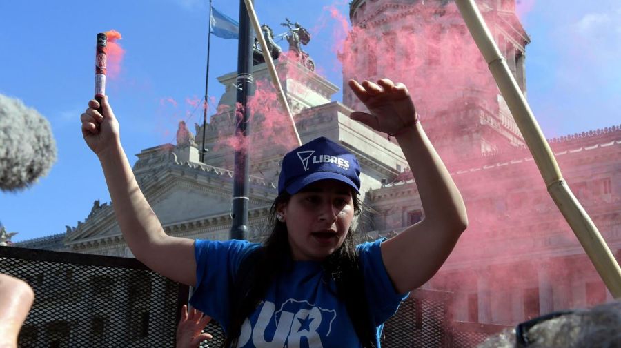 Afuera del Congreso mientras Diputados debate por el veto a la ley de financiamiento universitario