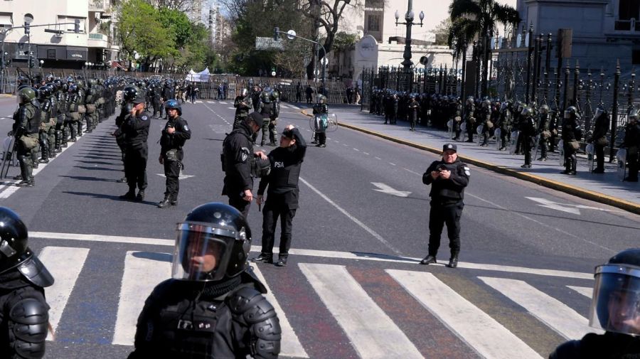 Afuera del Congreso mientras Diputados debate por el veto a la ley de financiamiento universitario