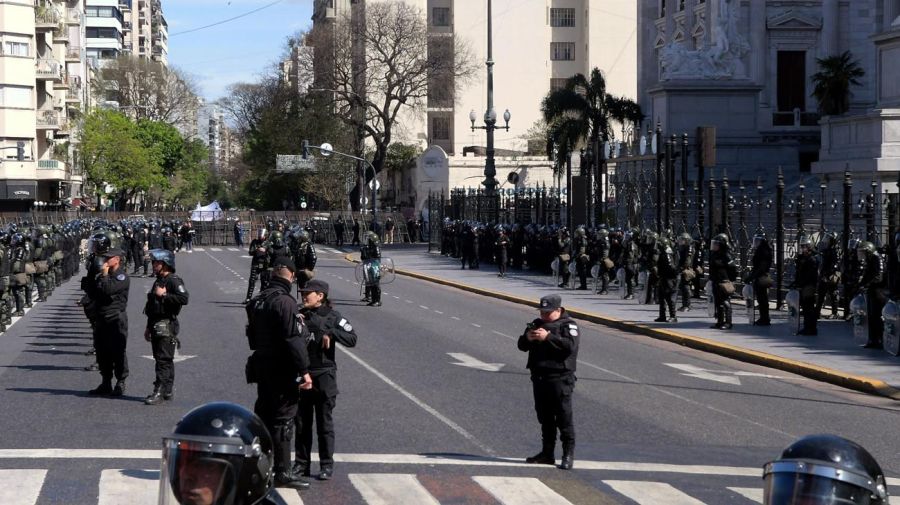 Afuera del Congreso mientras Diputados debate por el veto a la ley de financiamiento universitario