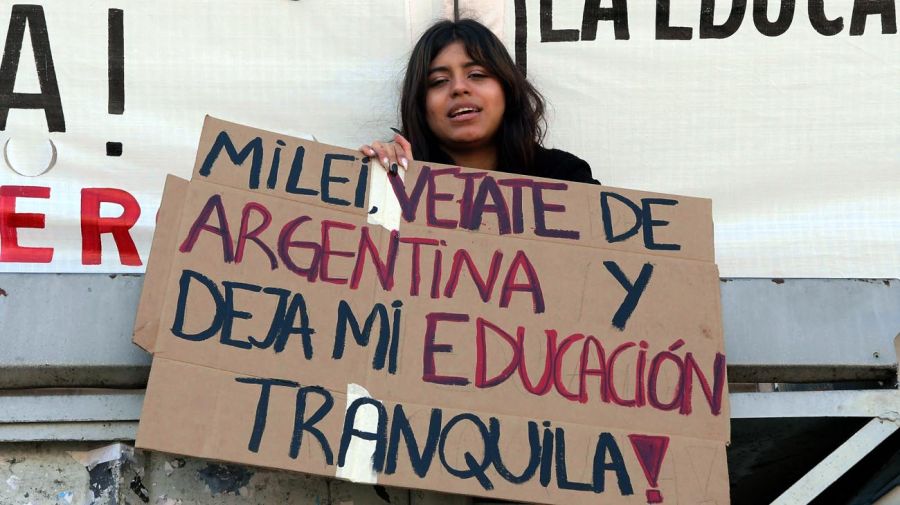 Afuera del Congreso mientras Diputados debate por el veto a la ley de financiamiento universitario