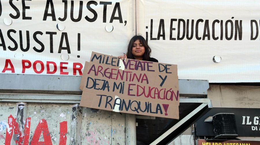 Afuera del Congreso mientras Diputados debate por el veto a la ley de financiamiento universitario