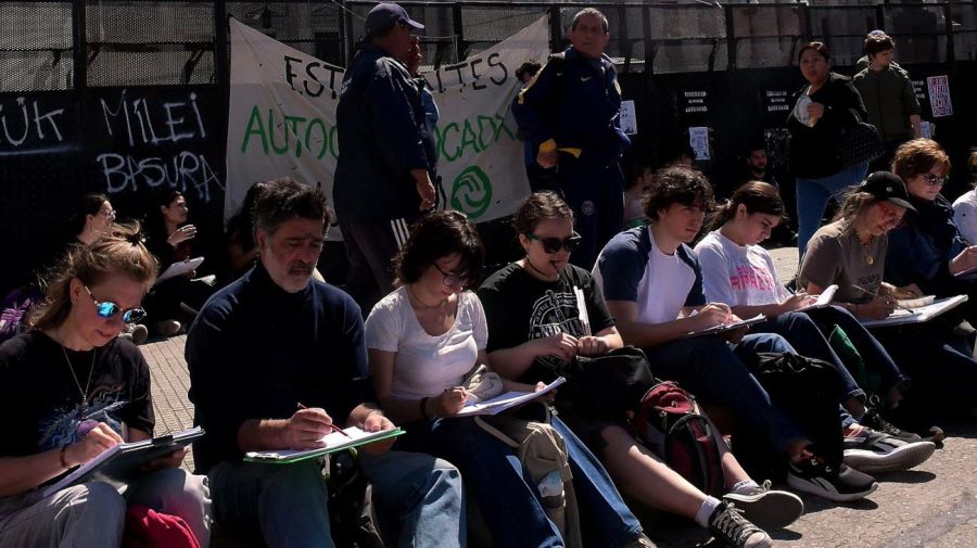 Afuera del Congreso mientras Diputados debate por el veto a la ley de financiamiento universitario