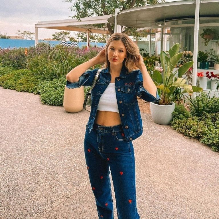 Stephanie Demner muestra como llevar los jeans a otro nivel en primavera 2024