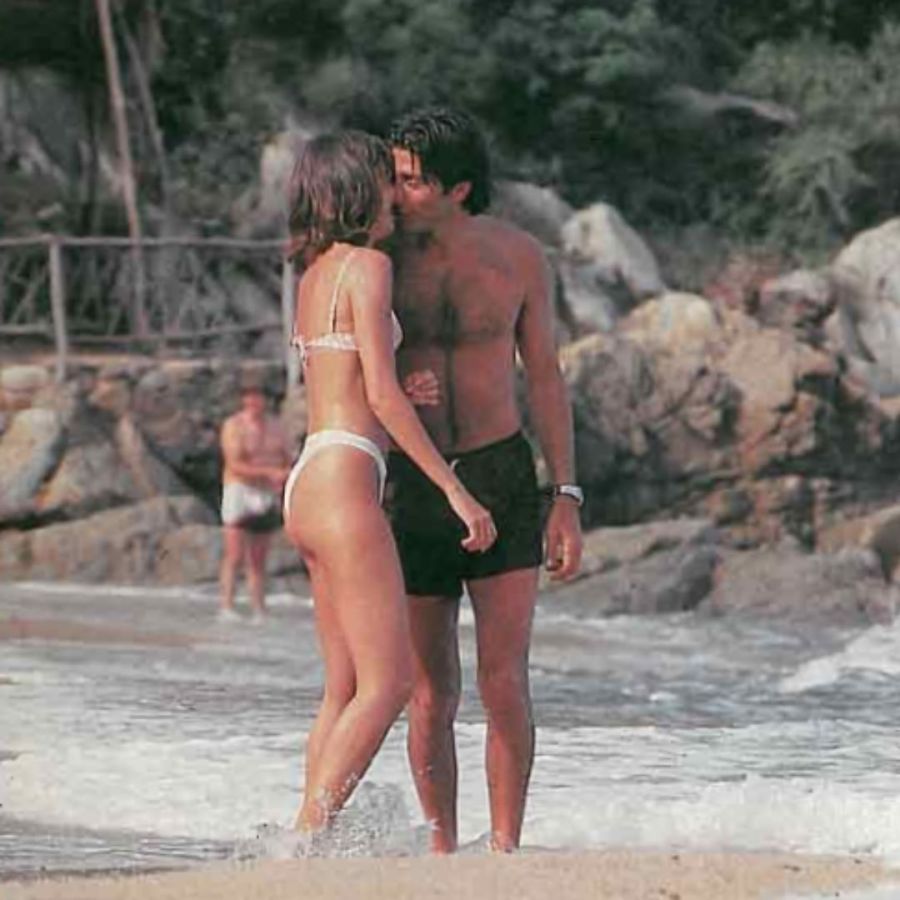 Vero Lozano y Nico Repetto besándose en la Playa Mismaloya en la costa de Bahía de Banderas en México