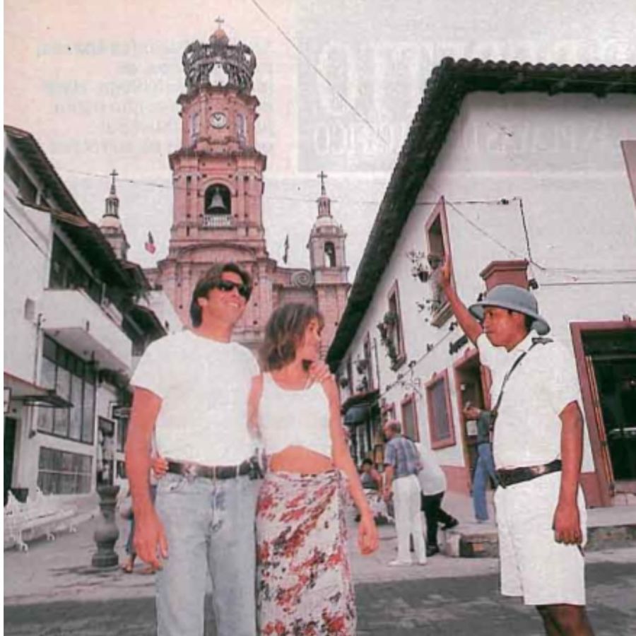 Los amantes recorriendo el centro de Bahía de Banderas