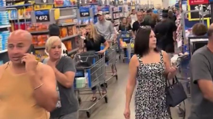 Walmart en Florida suministra provisiones por el paso del huracán Milton