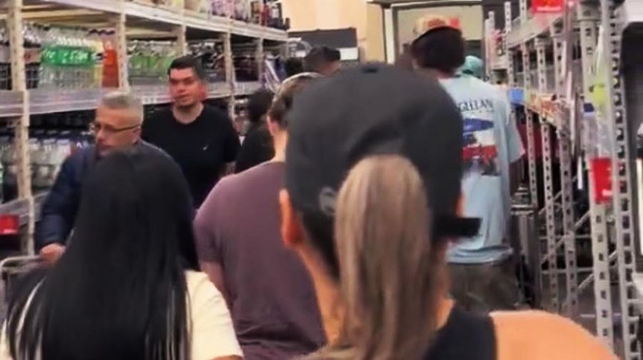 Walmart en Florida suministra provisiones por el paso del huracán Milton