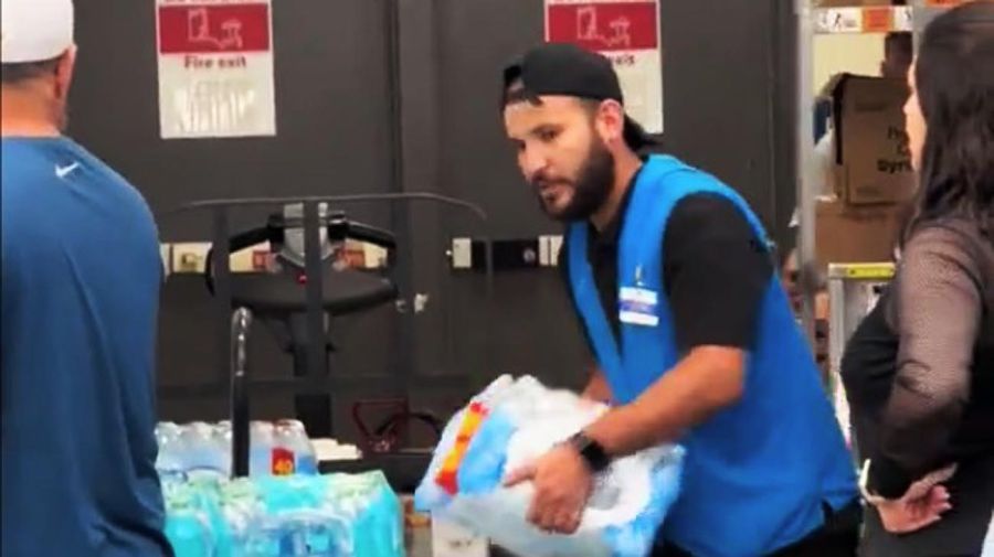 Walmart en Florida suministra provisiones por el paso del huracán Milton