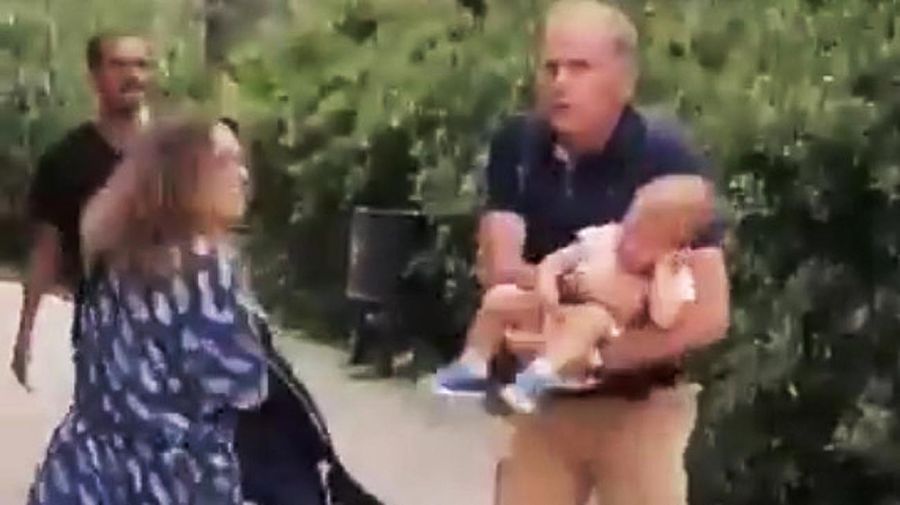 Un hombre golpeó a una beba después de discutir con sus padres en un parque en Cataluña