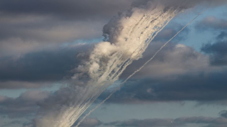 20241012 Una imagen tomada desde la ciudad de Tiro, en el sur del Líbano, muestra el lanzamiento de cohetes desde la región hacia Israel