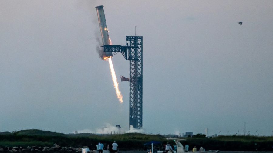 El inmenso cohete impulsor de SpaceX, recuperado en la torre de Boca Chica: una hazaña colosal de los ingenieros de Musk.