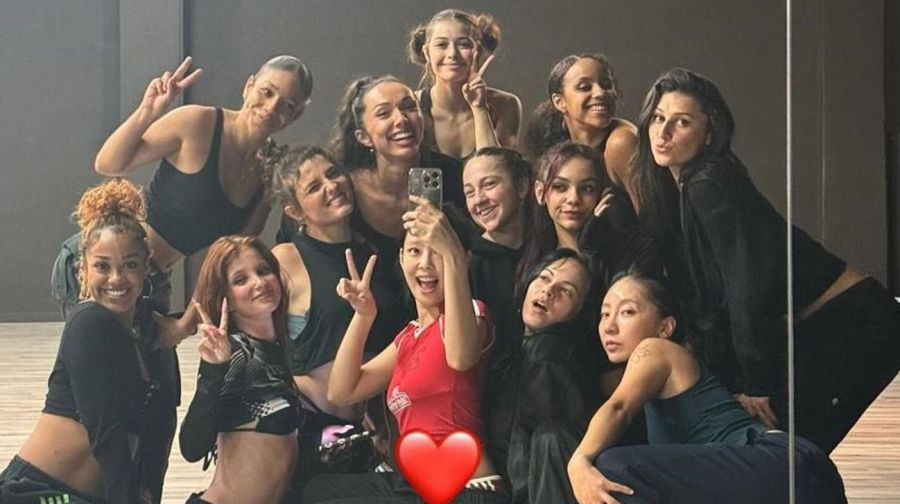 Jennie y sus bailarinas de MANTRA