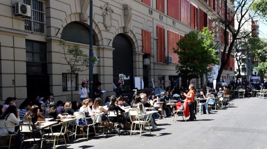 Clase pública por tomas en universidades