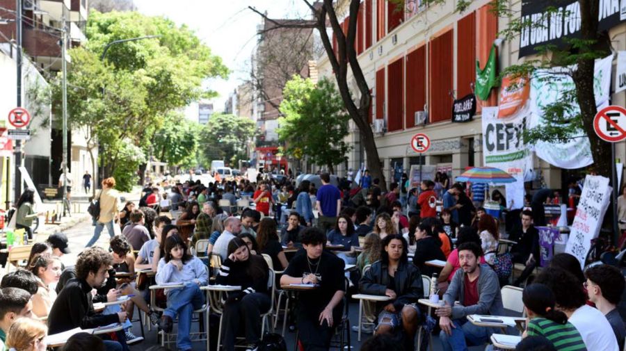 Clase pública por tomas en universidades