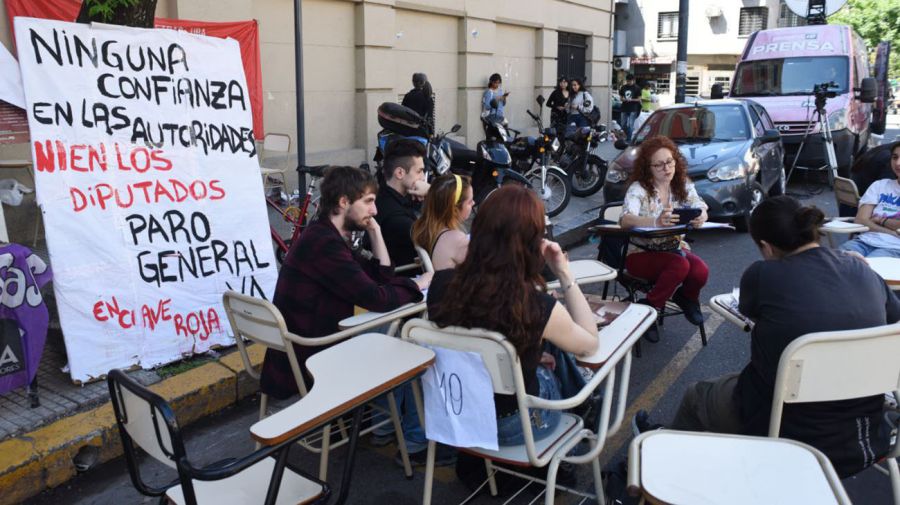 Clase pública por tomas en universidades